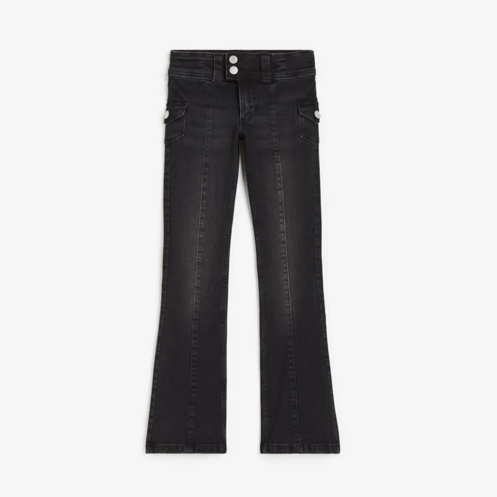säljer dessa snygga utsålda jeans från hm 🥰🥰dom är använda flera gånger , men inga tecken på användning . modellen heter ”bootcut leg adjustable waist low waist” och är i stl 140 💗 nypris är runt 300kr , säljer för 200 . hör av er vid intresse . Jeans & Byxor.
