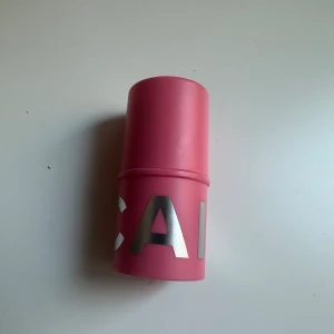 Caia blush stick Cotton Candy - Caia blush stick i färgen Cotton Candy.