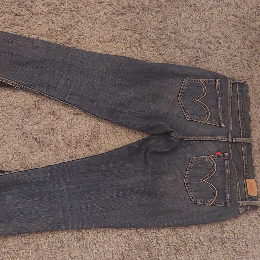 Säljer dessa jättesnygga lågmidjade jeansen som jag sytt till utsvängda, knappt använda då de är lite stora. Jeans & Byxor.