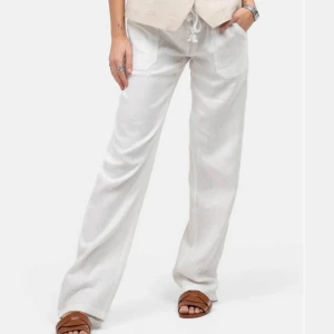 Skagen linnebyxor - Skagen clothing linnebyxor, använda några gånger men fortfa jätte fina och inga defekter. Säljer då jag vill köpa en storlek mindre. Köpta för 800 säljer för 600