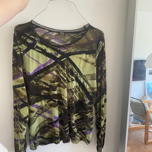Cool topp!  - Multifärgad långärmad tröja. Cool!! Köpt på vintage-butik i Malmö. 