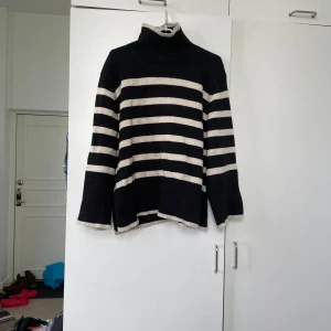 Stickad tröja Neo noir - Som ny Knappt använd