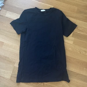 T-shirt klänning - Använd Max 3 gånger. Fin t-shirt klänning från ginatricot i strl S.