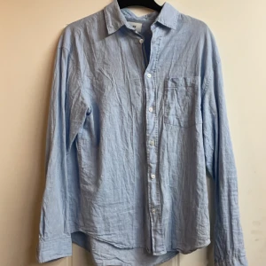 Linne skjorta - 🔵 säljer denna linneskjorta i bra skick,  storlek s kan även passa m, hör av er vid funderingar 🤝