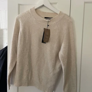 Stickad tröja  - Helt ny stickad tröja från vero Moda, aldrig använd 