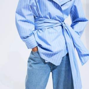 Super elegant blus för 400kr, hann inte ha på mig den än, säljs för 500kr ordinariepris (H&M) 🩵🩵🩵 pris kan diskuteras :)