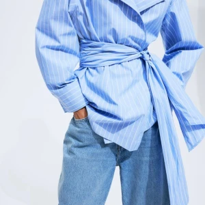 Randig omlottblus - Super elegant blus för 400kr, hann inte ha på mig den än, säljs för 500kr ordinariepris (H&M) 🩵🩵🩵 pris kan diskuteras :)