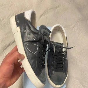 Philippe model - Tjena, köpte nyligen, är för små för mig men inget fel på de alls. Riktigt bra skick.