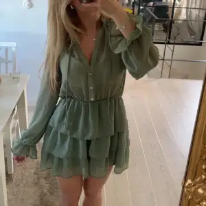 Super fin grön klänning från zara. Köptes sommaren 2022 så går inte att köpa längre. Bara använd en gång. Bilden är lånad💓