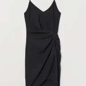 Supersnygg klänning med omlott från H&M❤️🌸 Aldrig använd!