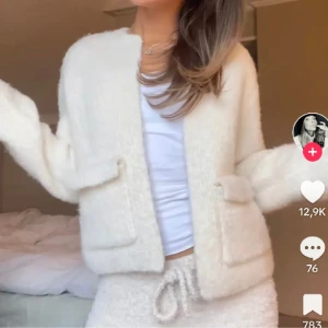 Stickad kofta - Super mysig kofta från Gina💞