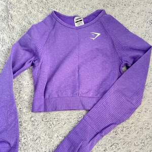 Gymshark tröja i härlig lila färg som endast har kommit till användning två ggr. Som ny! 🤍