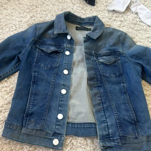 Jeans jacka - Säljer denna jätte fina jeans jackan från Calvin Klein perfekt nu till sommaren🥰 den har lite som  ”skin” detaljer så de är inget som är fel med den. Pris kan diskuteras💕
