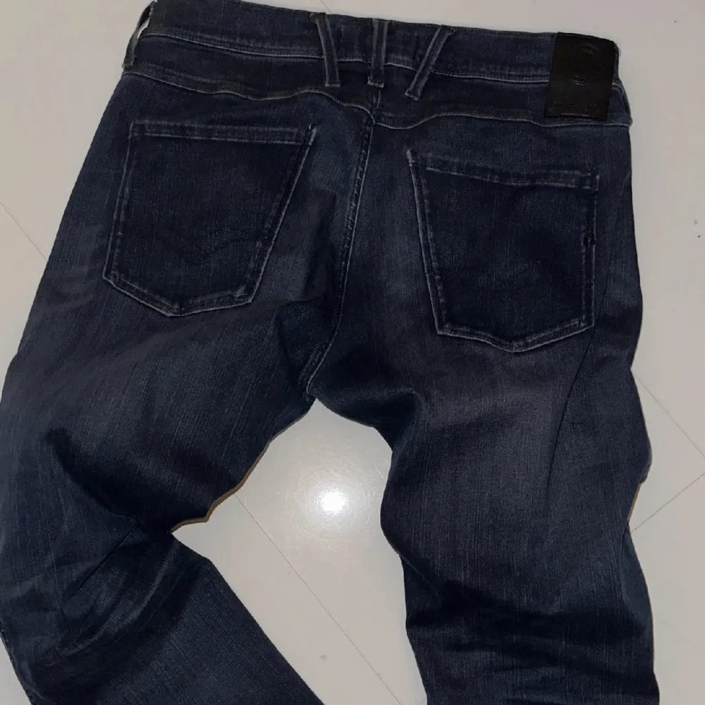 Replay på byxan så du kan glida med häng. Använda bara 2 gånger så helt nya. . Jeans & Byxor.