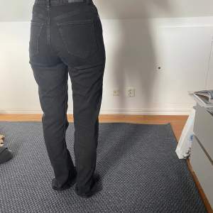 Fina jeans med slits💕💕gott skick 