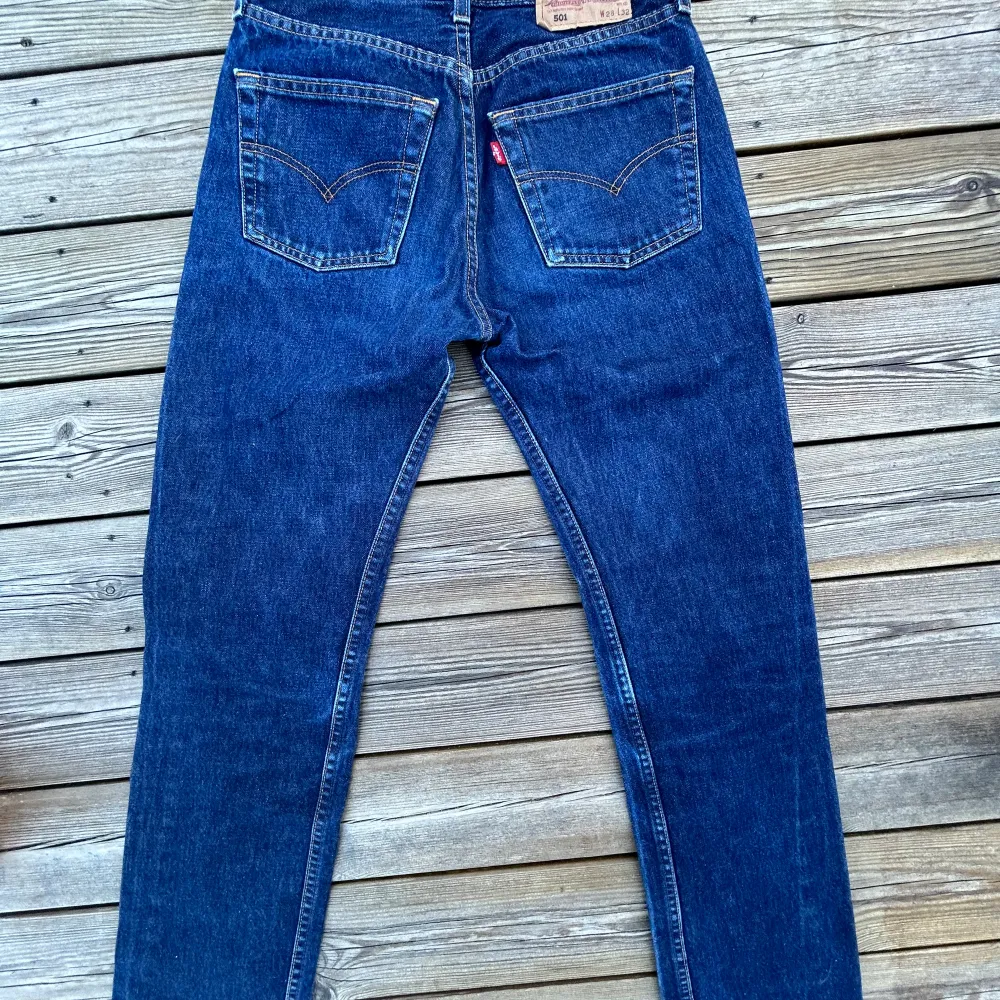 Säljer ett par Levis 501 i toppskick för ett bra pris! Ordinarie 1000kr men säljer för endast 250kr. Jeans & Byxor.