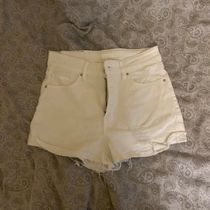 Vita shorts - Säljer min vita jeansshorts från hm i storlek xs. Shortsen har använts hyfsat mycket men är fortfarande i bra skick. Pris kan diskuteras💕