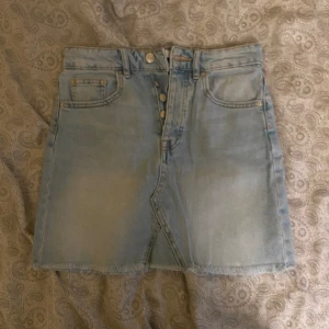 Jeanskjol - Säljer min fina jeanskjol från ginatricot då den tyvärr inte passar mig längre. Kjolen är i storlek 34 och är i bra skick. Pris kan diskuteras💕