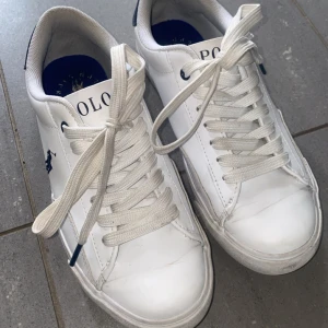 Ralph lauren skor - Säljer ett par as snygga Ralph Lauren sneakers, använda men inga defekter, säljer då jag har ett par andra, hör av er om ni har några frågor eller funderingar💞