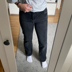 Jeans - Högmidjade raka jeans i bra skick. 