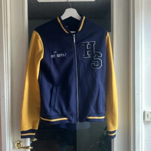 College jacka  - Blå och gul collage jacka! Perfekt som kofta till sommaren. Köpt av mig second hand men fortfarande i bra skick! 