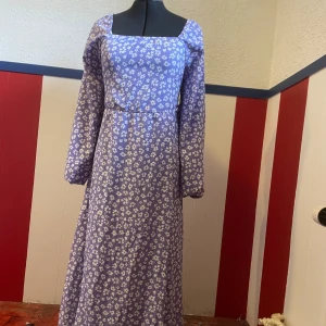 Blommig maxi klänning  - Jätte fin lång sommarklänning. Den är lätt viktig och sval och väldigt skön att ha på sig 