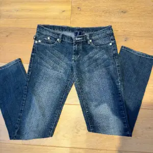 Jättefina Victoria Beckham jeans med rosa bakfickor i storlek 30 men skulle säga att de passar S. Raka i benen och lågmidjade 💗💗💗 (pris kan diskuteras och skriv för fler bilder)
