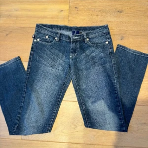 Victoria Beckham jeans  - Jättefina Victoria Beckham jeans med rosa bakfickor i storlek 30 men skulle säga att de passar S. Raka i benen och lågmidjade 💗💗💗 (pris kan diskuteras och skriv för fler bilder)