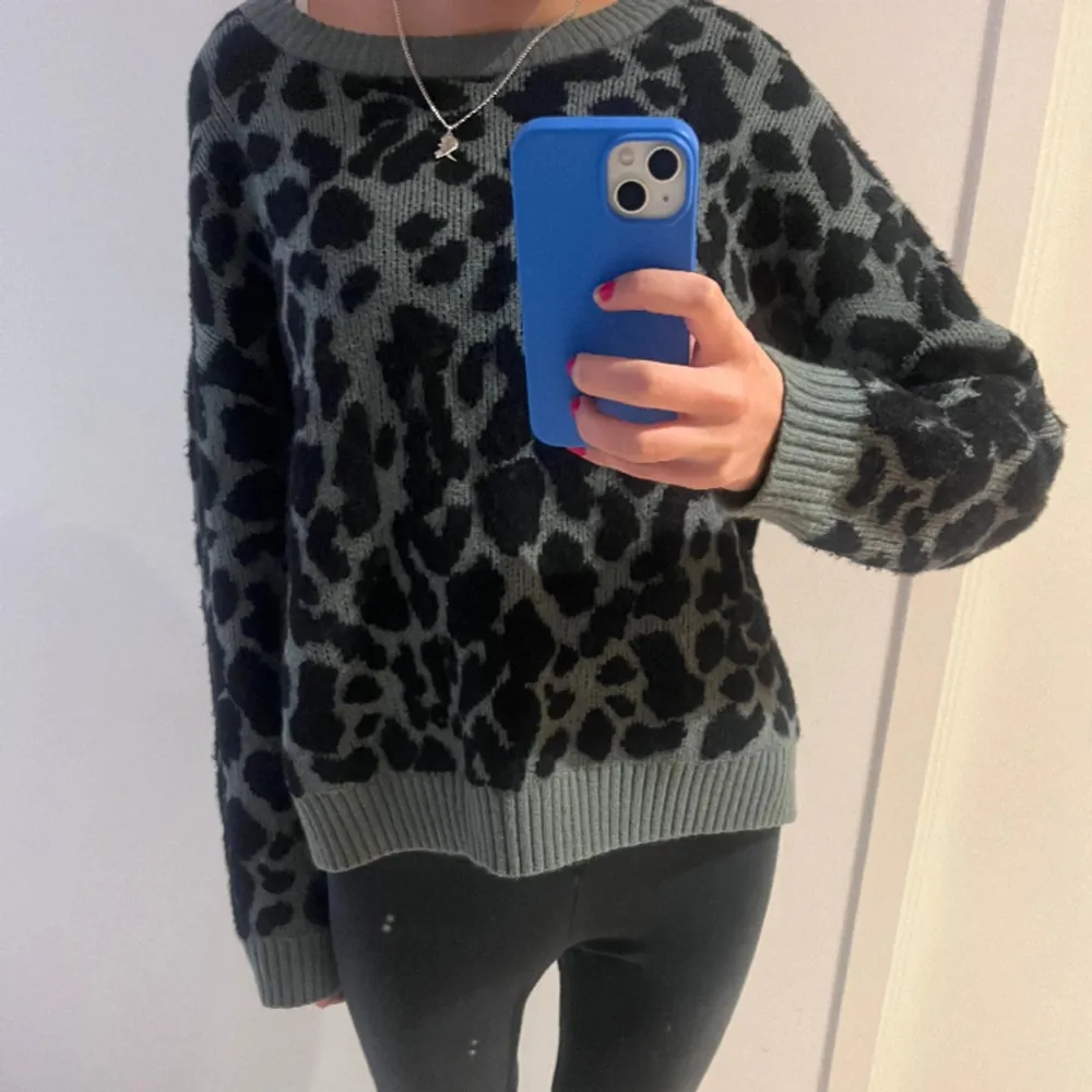 Säljer denna jätte fina och Coola leopard tröjan, storlek L men passar på mig som brukar ha S. Tröjor & Koftor.