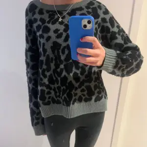 Säljer denna jätte fina och Coola leopard tröjan, storlek L men passar på mig som brukar ha S