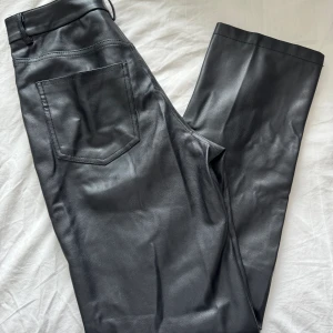 Raka skinnbyxor  - Racka skinnbyxor, bra skick, storlek 34 men skulle säga att dom passar 36/38 då dom är rätt stora