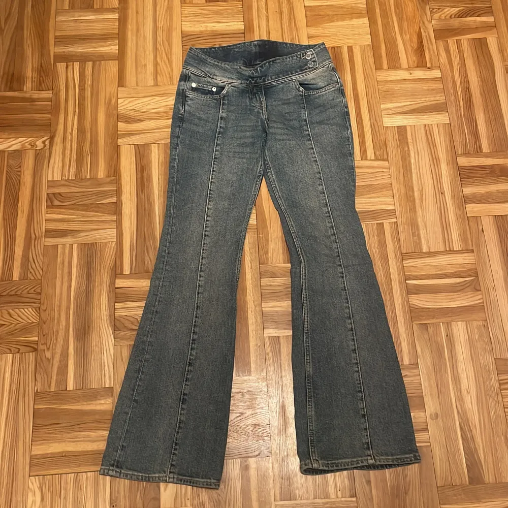 Säljer mina bootcut jeans från weekday i storlek 26 . Jeans & Byxor.