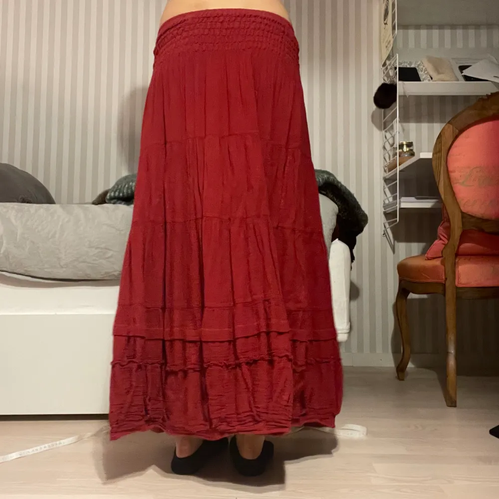 Röd Maxi kjol i storlek S. Är kort för mig som är 170 cm.. Kjolar.