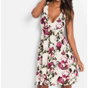 Bodyflirt blommig klänning 32/34 - Bodyflirt blommig klänning stl 32/34, är som 34. Fint skick, använd någon enstaka gång. 🌸 Vi tvättar parfymfritt, röker INTE men katt finns i hemmet sedan några veckor tillbaka.