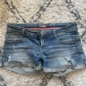 Lågmidjade jeansshorts  - I storlek 34 passar mig som är s/m 🩷