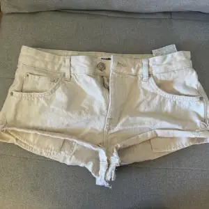 Fett snygga vita shorts från Pull and bear. Finns inte längre och är fett unika. Passar inte mej😕😕 därför säljer jag de🥰