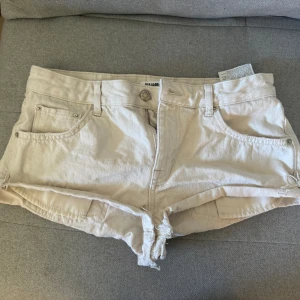 Vita shorts - Fett snygga vita shorts från Pull and bear. Finns inte längre och är fett unika. Passar inte mej😕😕 därför säljer jag de🥰