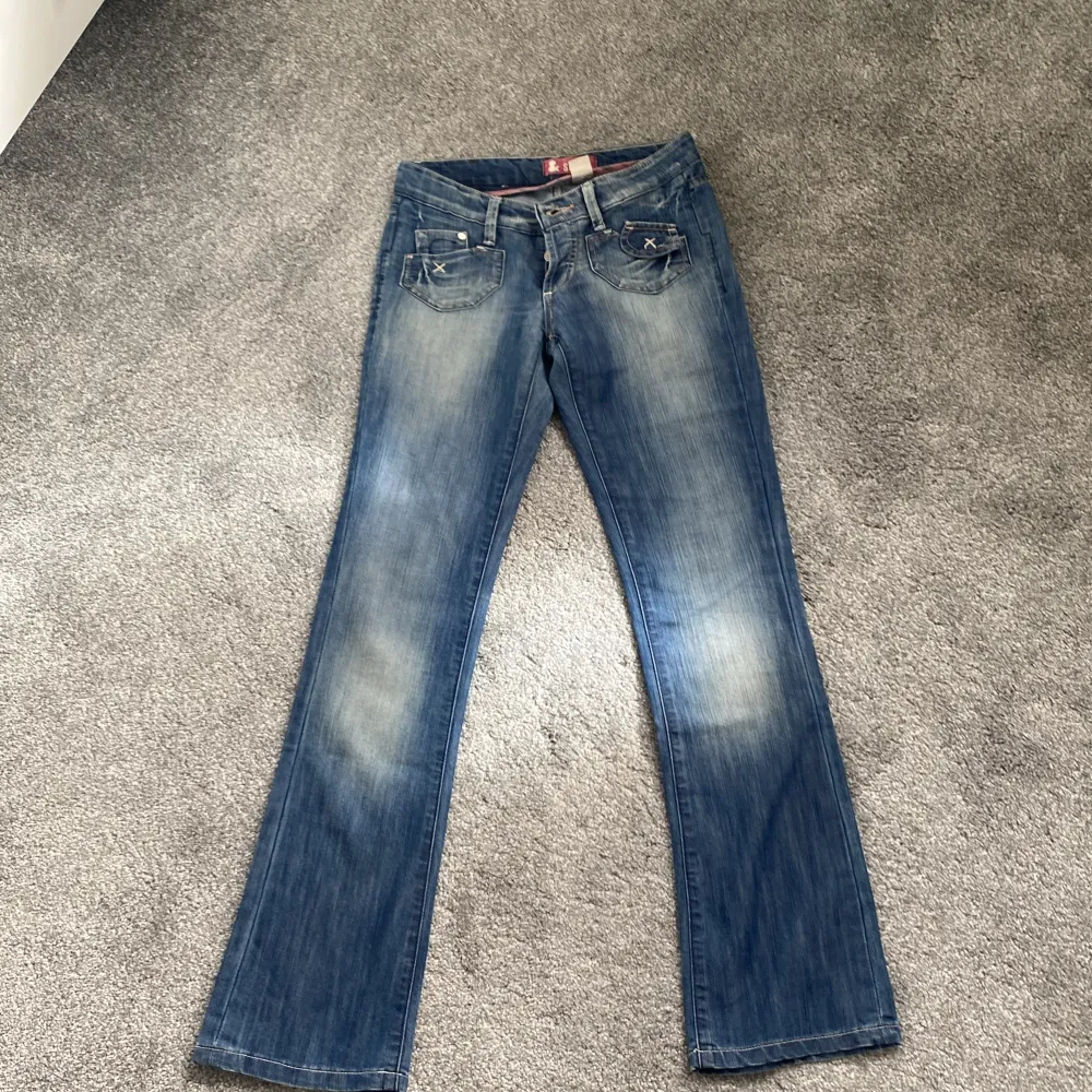 Blåa lågmidjade jeans från & star (H&M, vintage) Fint skick! Strl: W:26 L:32. Jeans & Byxor.