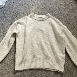 Vit stickad tröja - Skön vit stickad tröja i fint sick.💕