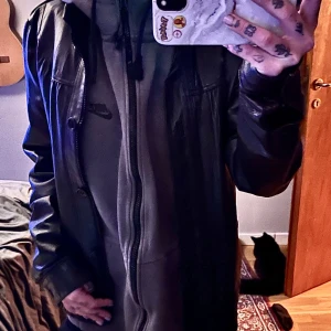 Saints & mortals jacka - Superfin läderjacka ifrån Saints & Mortals i jättefint skick, strl L. Tunn och passar bra nu på våren!