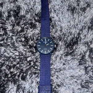 Sekonda 50 metres klocka - En klocka från sekonda med tyg armband i två olika färger som går att byta mellan