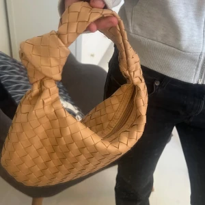 Väska - säljer denna bottega dupen, som jag köpt utomlands! Använd men i fint skick! endast insidan som har täcken på användning!💛 Slutsåld. (Väskan ser lite konstig ut på bilderna då det inte är något i den vilket gör att den ser väldigt platt ut:)