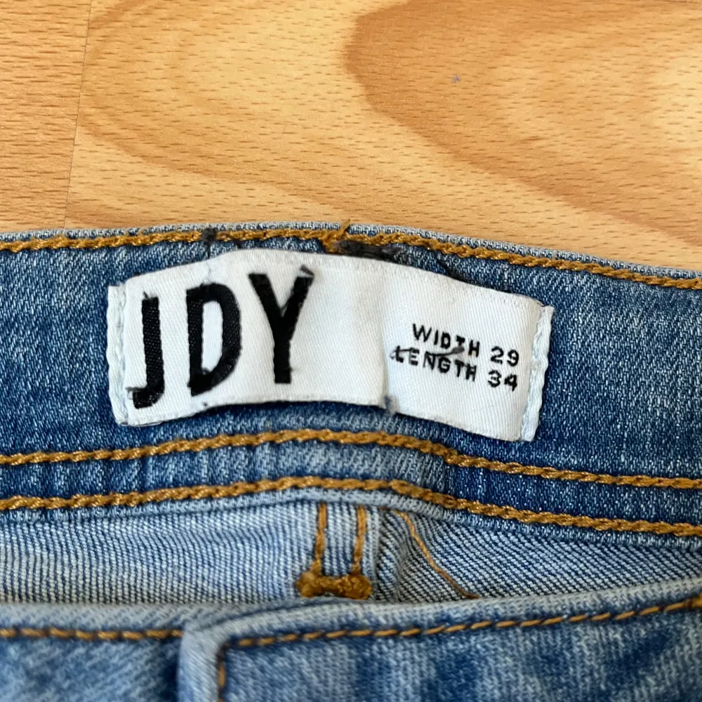 Jättefina blå lågmidjade jeans, perfekta i längden för mig som är 170! Använda ett fåtal gånger. Köparen betalar frakten 💓. Jeans & Byxor.