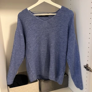 Blå stickad tröja  - Knappt använd blå stickad tröja från vero Moda i storlek XS