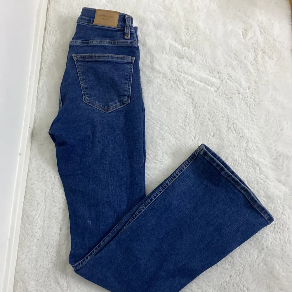 Säljer mina Gina jeans för att kommer inte till andvändning längre. Köpte dem innan jul och har bara inte kommit till andvändning. Jätte fina basic Gina jeans som är i bra skick.. Jeans & Byxor.