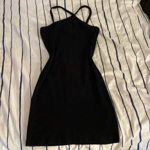 Hej, säljer denna svarta klänning pga att den ej kommer till använding. Klänningen är i bra skick och i strl M.