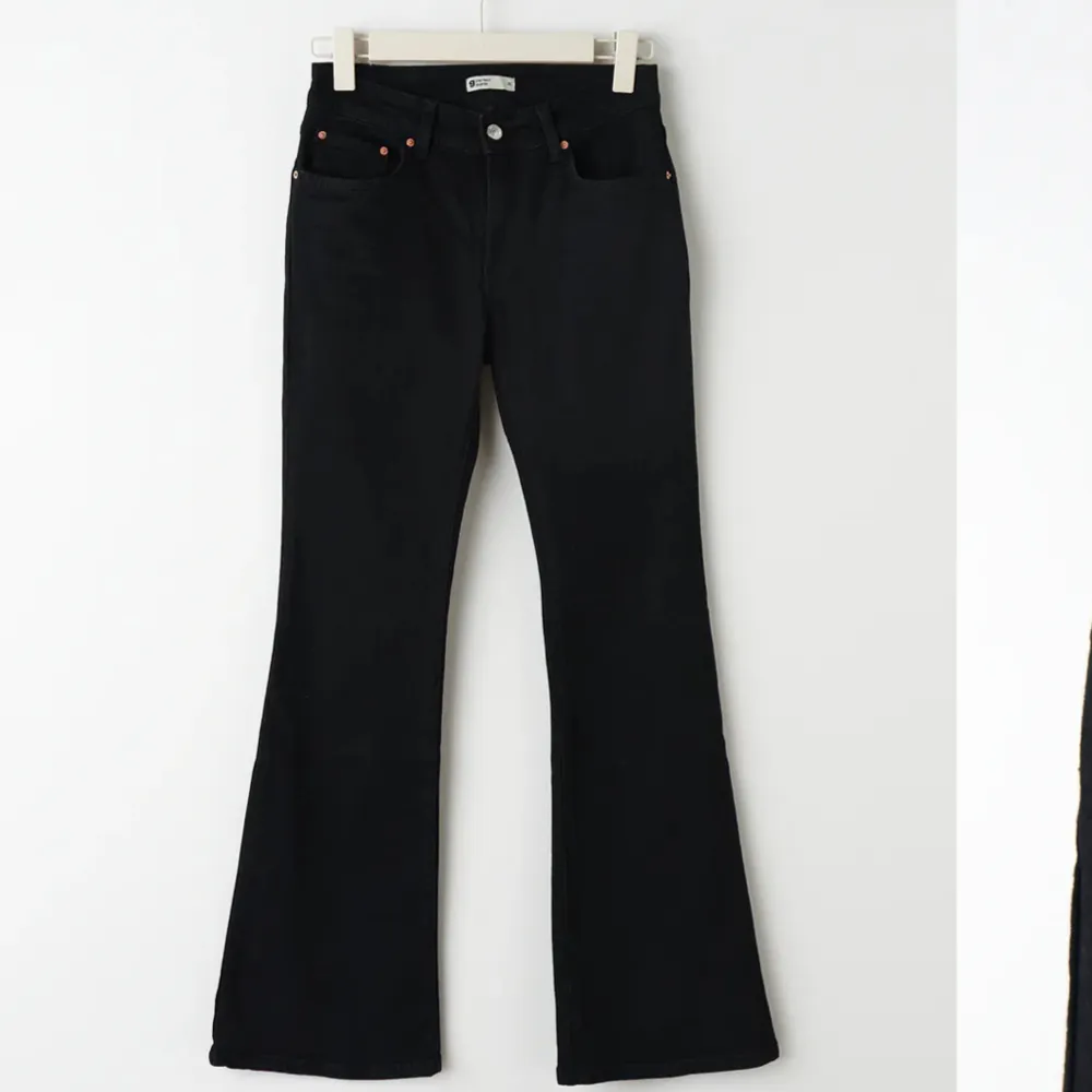 Säljer dessa lågmidjade Gina Tricot jeans eftersom de har blivit lite för små för mig.  De är i väldigt bra skick och väldigt lågmidjade. Nypris: 499. Jeans & Byxor.