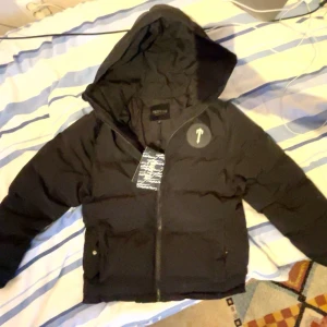 Trapstar jacka - Har haft den över vinter och den funkar jätte bra, säljer endast för 900