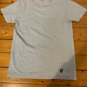 Lyle&scott vit tshirt - Vit tshirt från märket lyle&scott i storlek S. Använd med har fortfarande mycket att ge. Pris kan diskuteras. Pm för mer info eller bilder