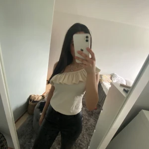 Topp - Jättesnygg One shoulder volang topp😍storlek M men passar också S❤️